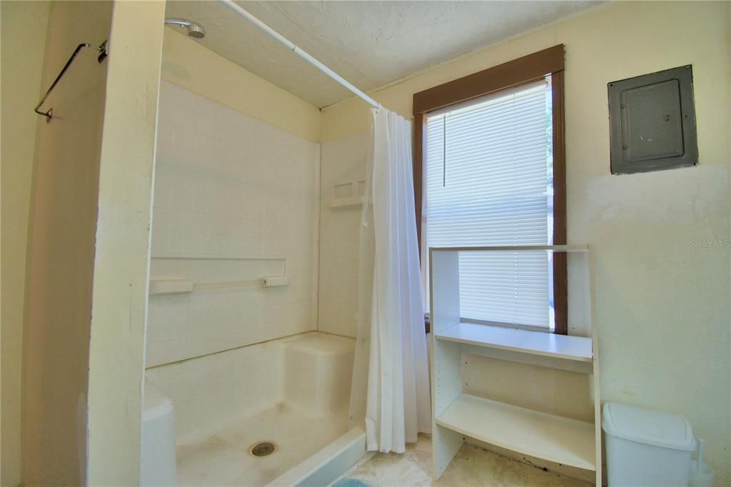 For Sale: $150,000 (2 beds, 1 baths, 936 Square Feet)