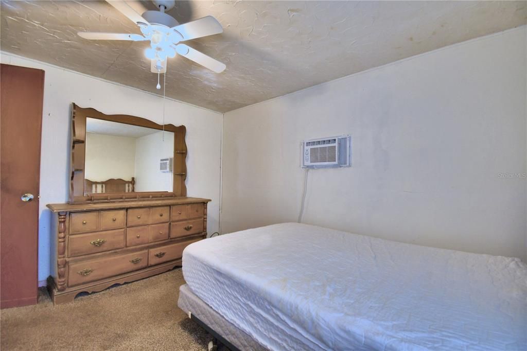 For Sale: $150,000 (2 beds, 1 baths, 936 Square Feet)