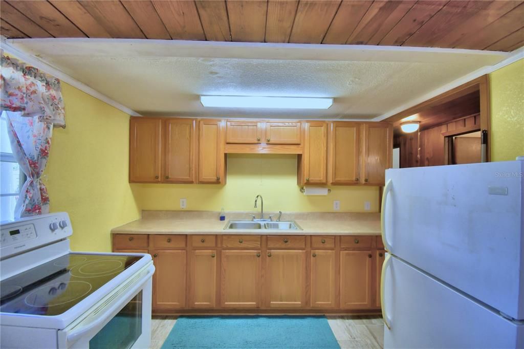 For Sale: $150,000 (2 beds, 1 baths, 936 Square Feet)