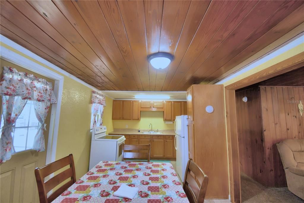 For Sale: $150,000 (2 beds, 1 baths, 936 Square Feet)