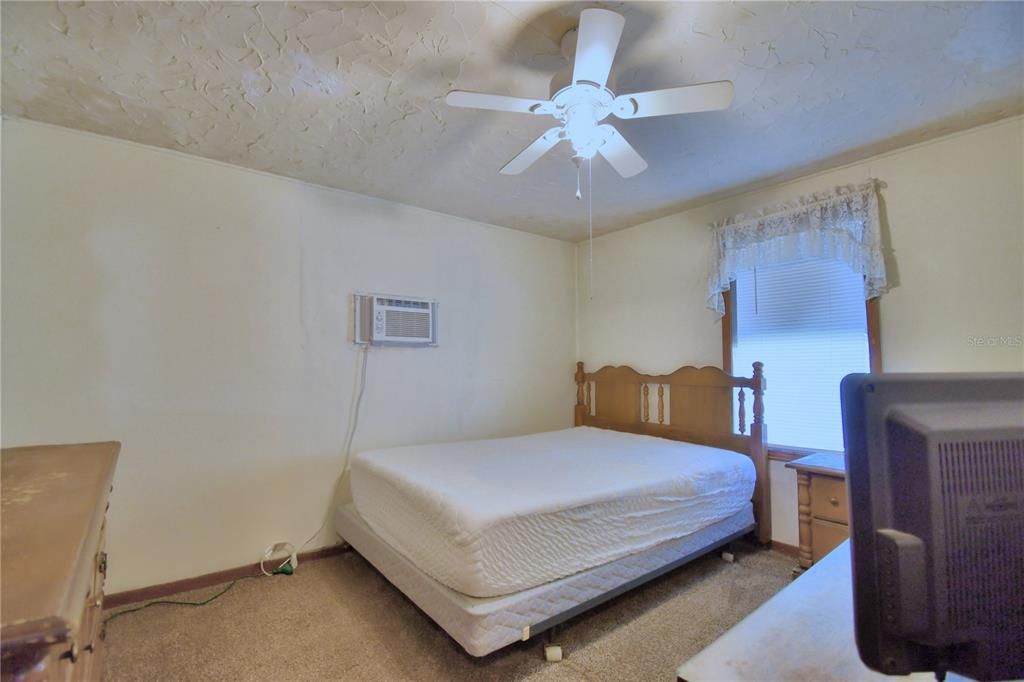 For Sale: $150,000 (2 beds, 1 baths, 936 Square Feet)