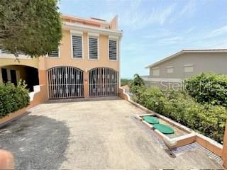 En Venta: $930,000 (3 camas, 2 baños, 2650 Pies cuadrados)