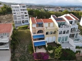 En Venta: $930,000 (3 camas, 2 baños, 2650 Pies cuadrados)