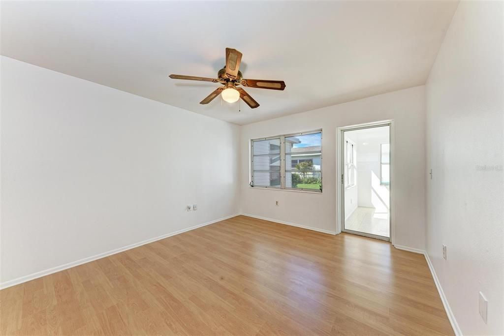 For Sale: $186,000 (2 beds, 2 baths, 1005 Square Feet)