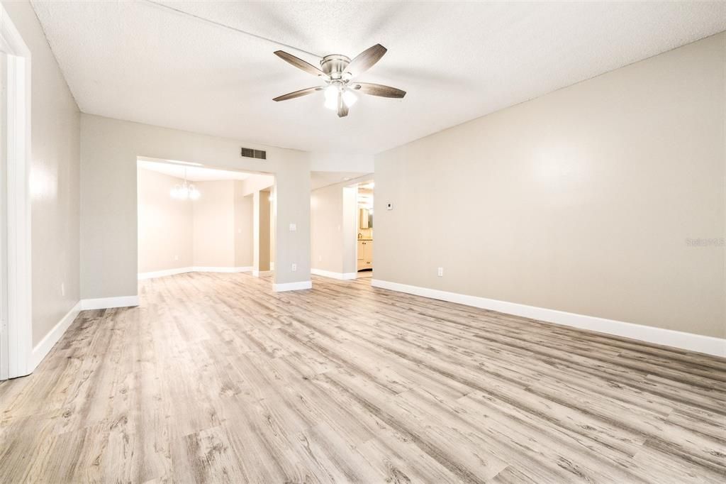 Active With Contract: $1,900 (2 beds, 2 baths, 1125 Square Feet)