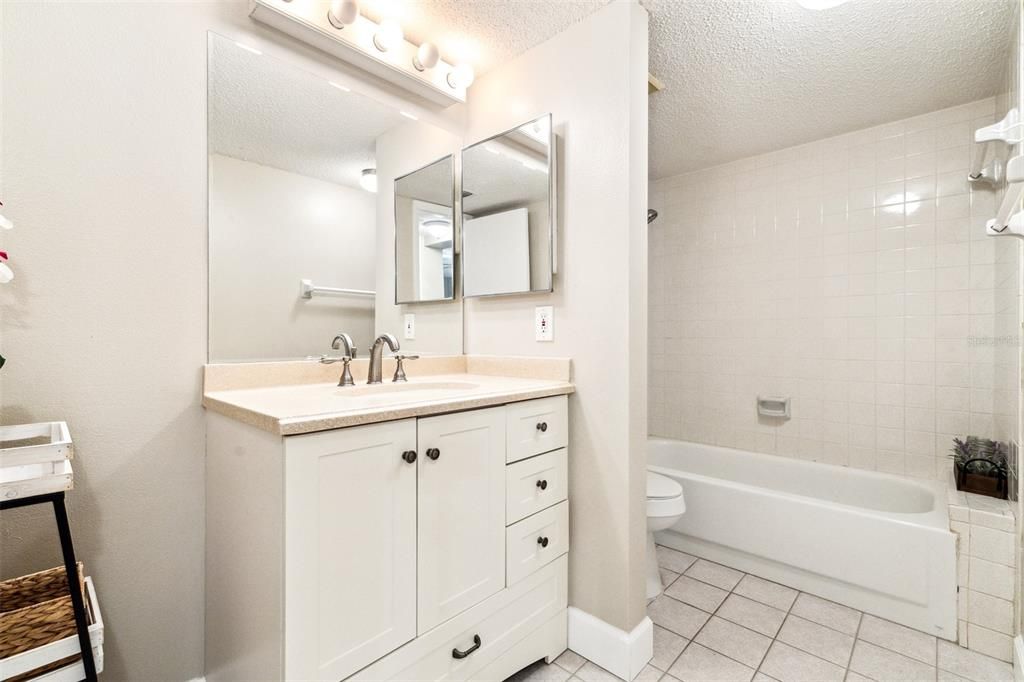 最近租的: $1,900 (2 贝兹, 2 浴室, 1125 平方英尺)