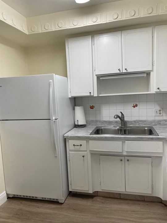 For Sale: $97,000 (1 beds, 1 baths, 610 Square Feet)