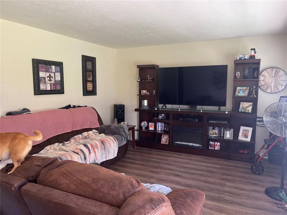 For Sale: $259,000 (3 beds, 2 baths, 1584 Square Feet)