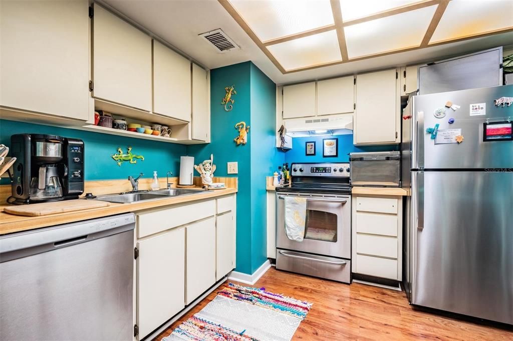 Active With Contract: $179,900 (2 beds, 2 baths, 1060 Square Feet)