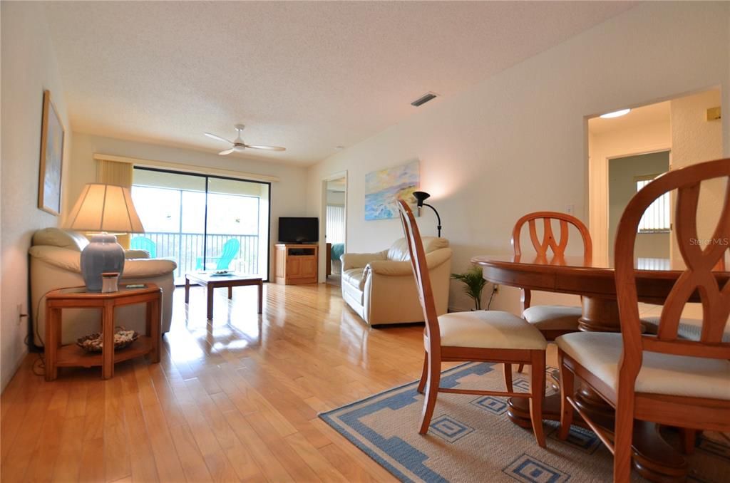 For Sale: $212,500 (2 beds, 2 baths, 1040 Square Feet)