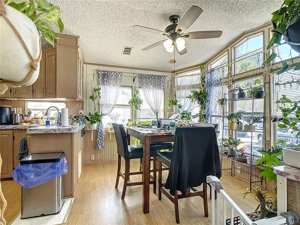 For Sale: $142,000 (1 beds, 1 baths, 678 Square Feet)