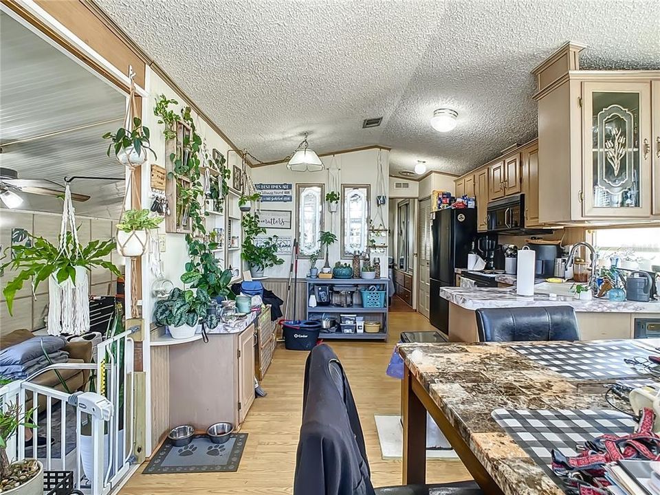 For Sale: $142,000 (1 beds, 1 baths, 678 Square Feet)
