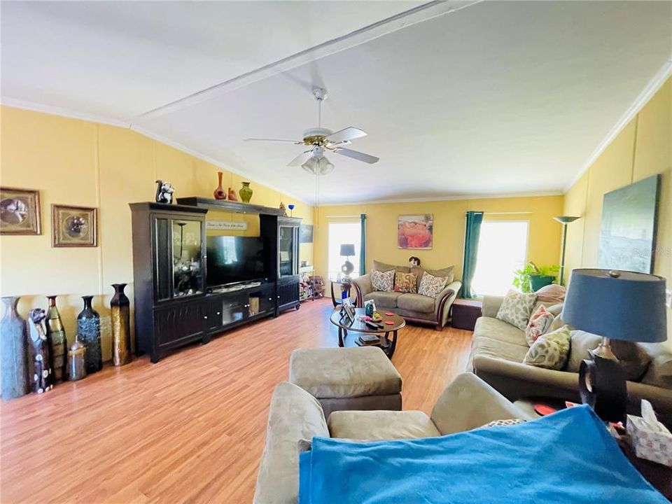 For Sale: $325,000 (3 beds, 2 baths, 1836 Square Feet)