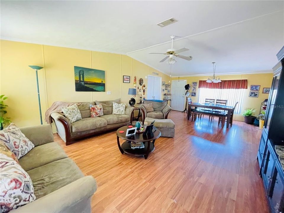 For Sale: $325,000 (3 beds, 2 baths, 1836 Square Feet)