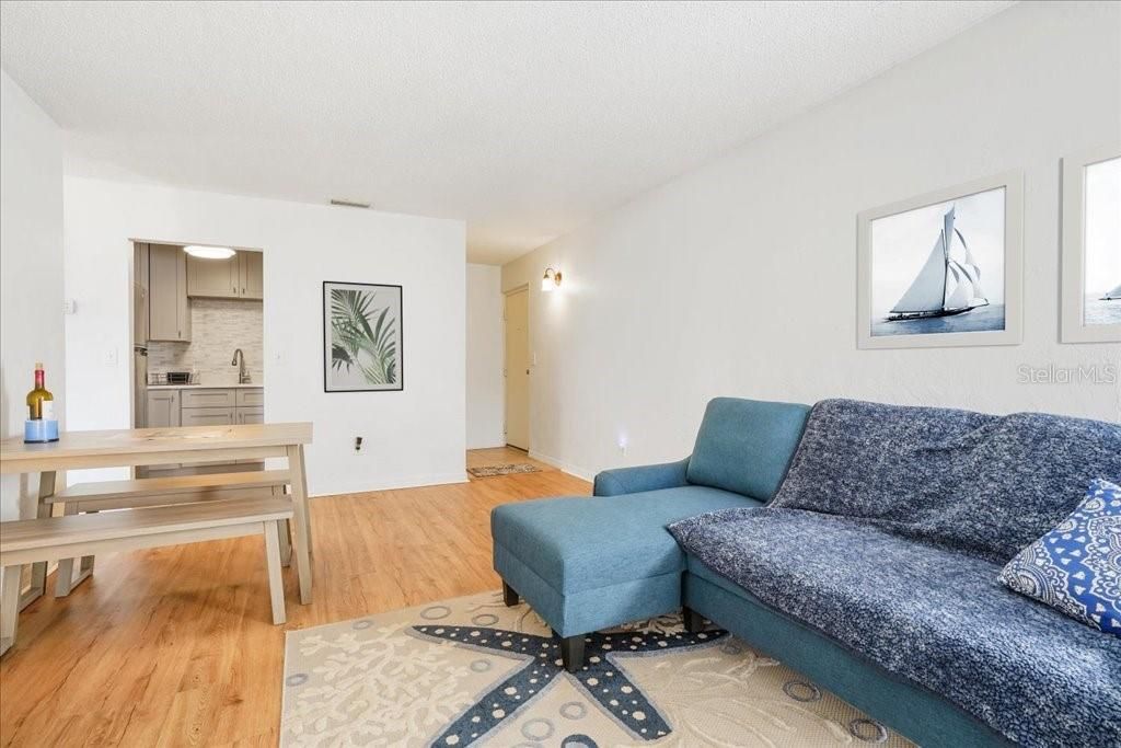 Active With Contract: $114,000 (1 beds, 1 baths, 638 Square Feet)