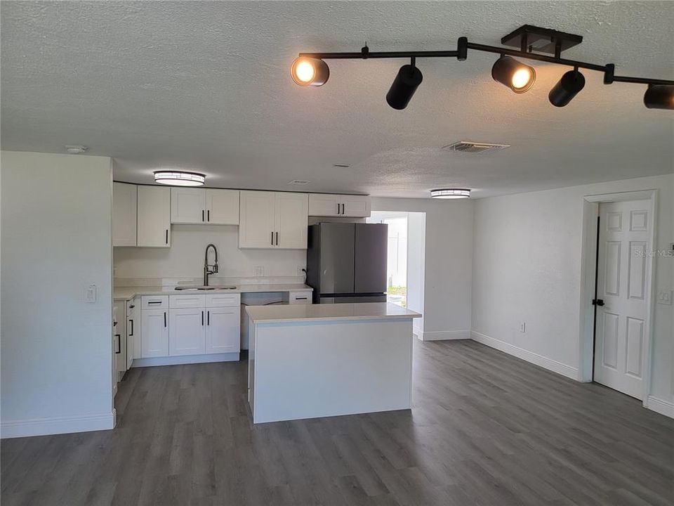 Active With Contract: $345,000 (3 beds, 2 baths, 1429 Square Feet)