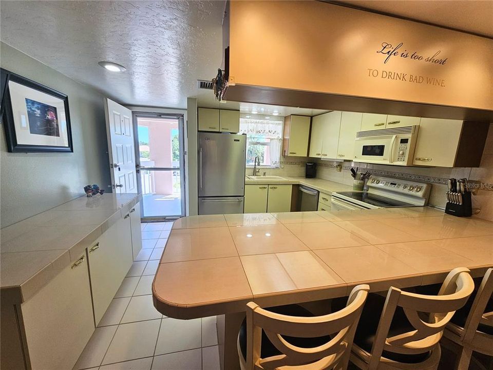 For Sale: $185,000 (2 beds, 2 baths, 918 Square Feet)