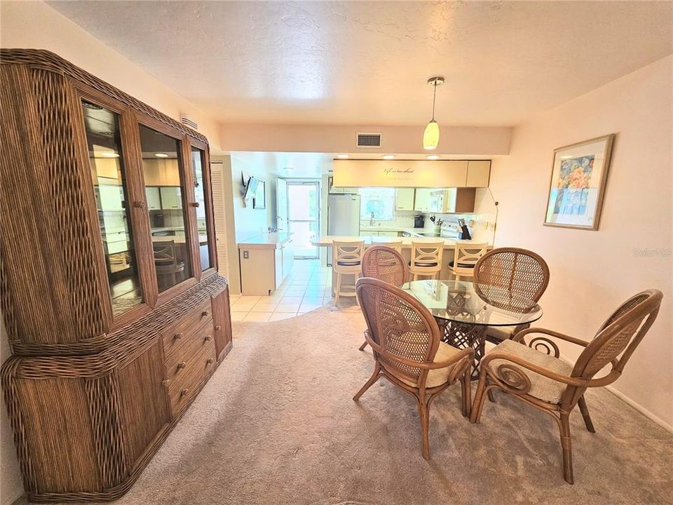 For Sale: $185,000 (2 beds, 2 baths, 918 Square Feet)