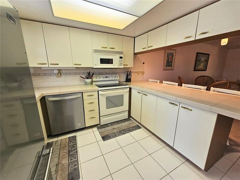 For Sale: $185,000 (2 beds, 2 baths, 918 Square Feet)