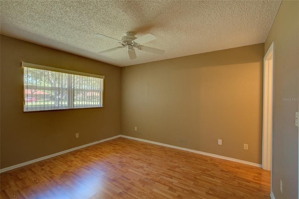 For Sale: $179,900 (2 beds, 2 baths, 935 Square Feet)