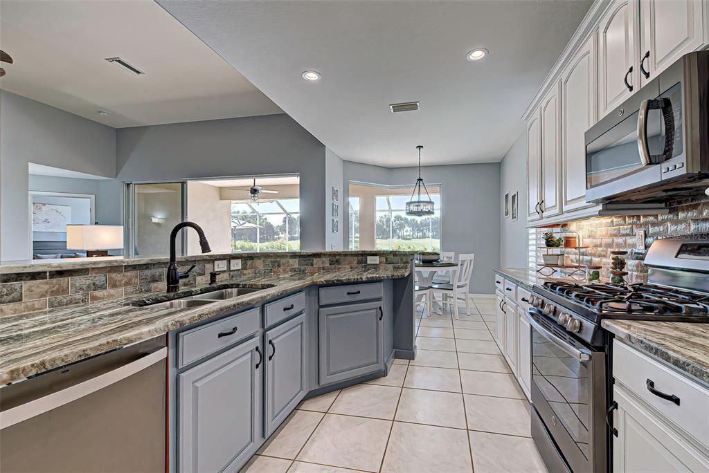 Decorative back splash & GAS range!