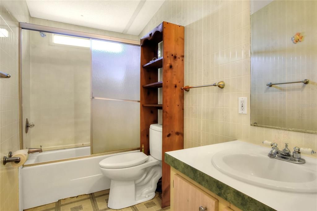 合同活跃: $330,000 (4 贝兹, 2 浴室, 1620 平方英尺)