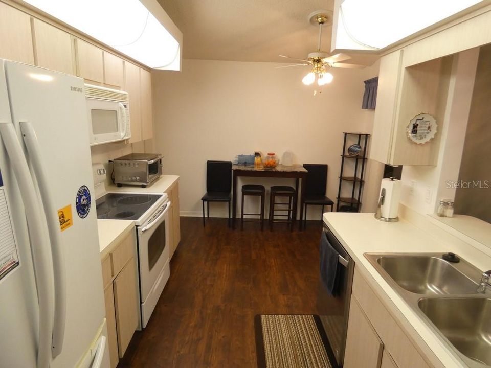 For Sale: $268,000 (2 beds, 2 baths, 1175 Square Feet)