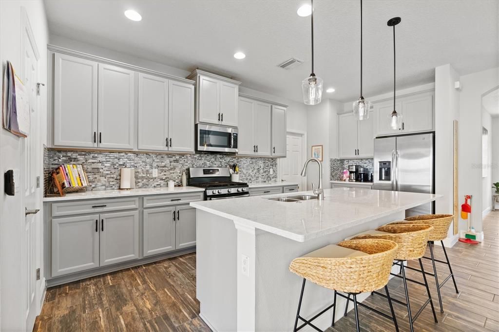 HIGH END QUARTZ COUNTERS & STRIKING GLASS BACKSPLASH