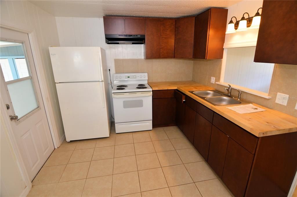 For Sale: $125,000 (2 beds, 1 baths, 720 Square Feet)