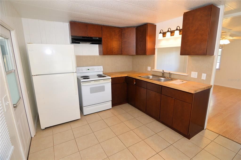 For Sale: $119,900 (2 beds, 1 baths, 720 Square Feet)
