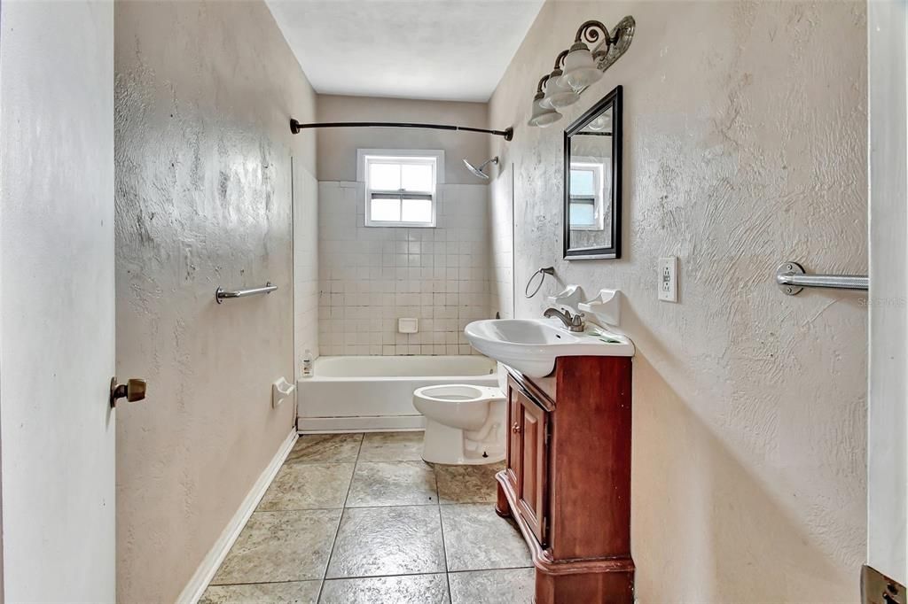 最近售出: $139,000 (2 贝兹, 1 浴室, 1080 平方英尺)