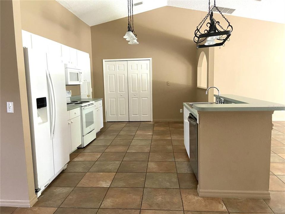 For Rent: $1,900 (3 beds, 2 baths, 2028 Square Feet)