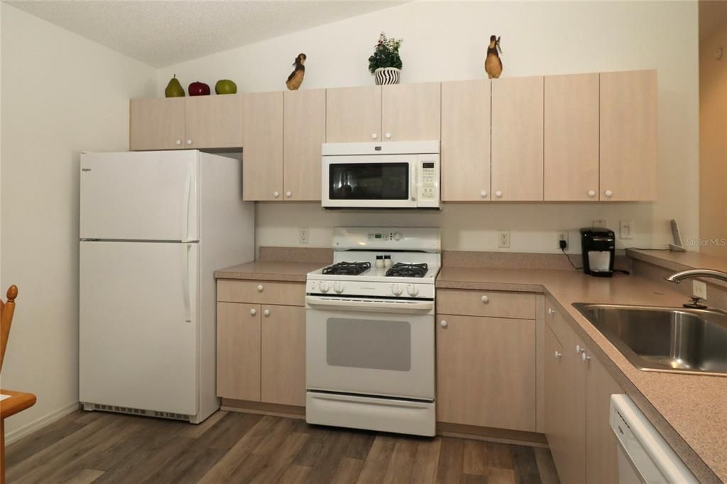 For Sale: $313,000 (2 beds, 2 baths, 1160 Square Feet)