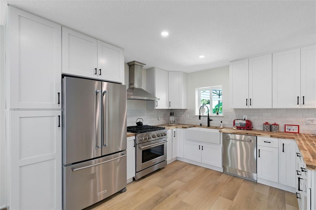 Equipped with stainless steel appliances, gorgeous finishes.