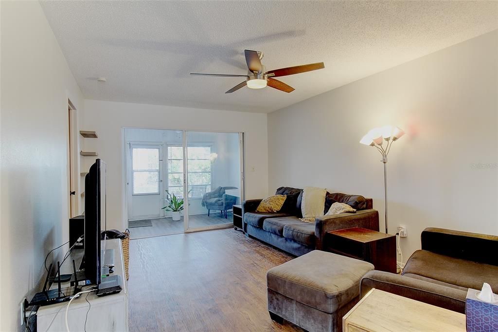 For Sale: $178,000 (2 beds, 2 baths, 963 Square Feet)