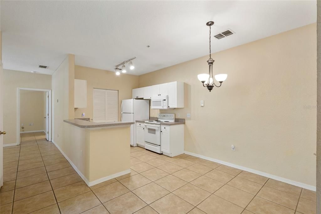 Active With Contract: $235,000 (3 beds, 2 baths, 1194 Square Feet)