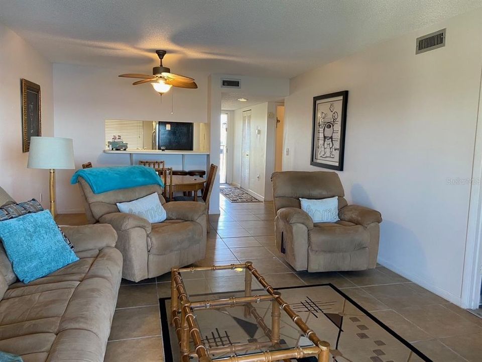 For Sale: $350,000 (2 beds, 2 baths, 1025 Square Feet)