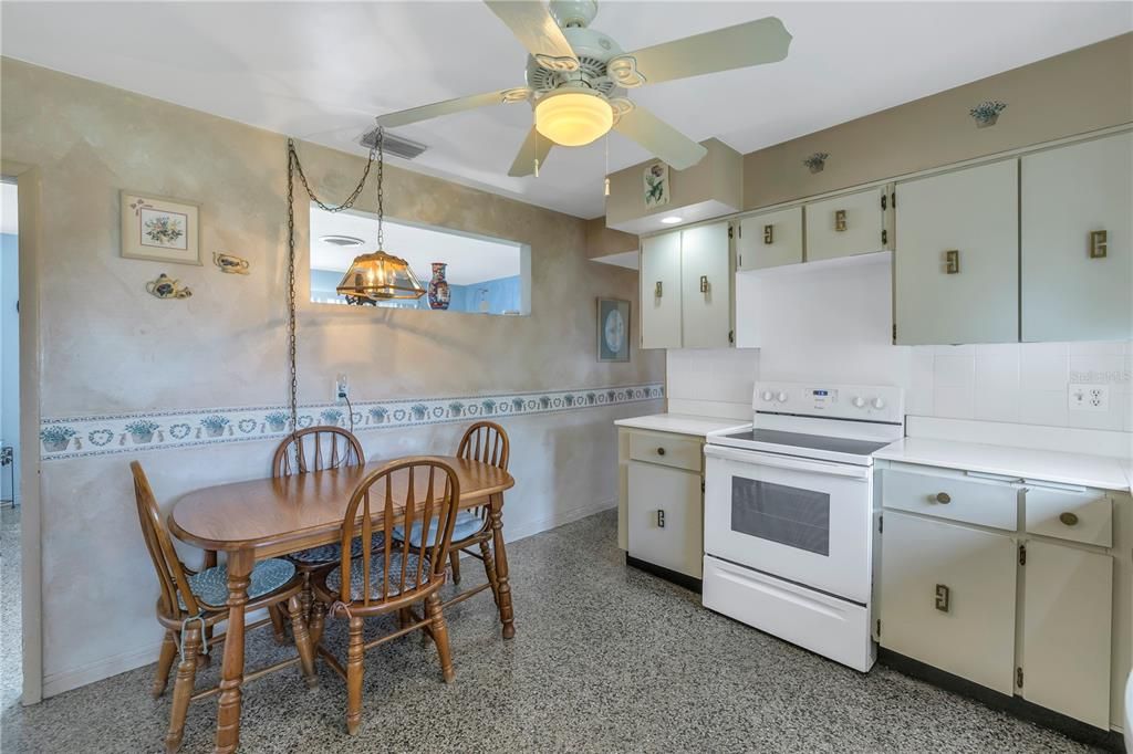 For Sale: $350,000 (3 beds, 1 baths, 1014 Square Feet)