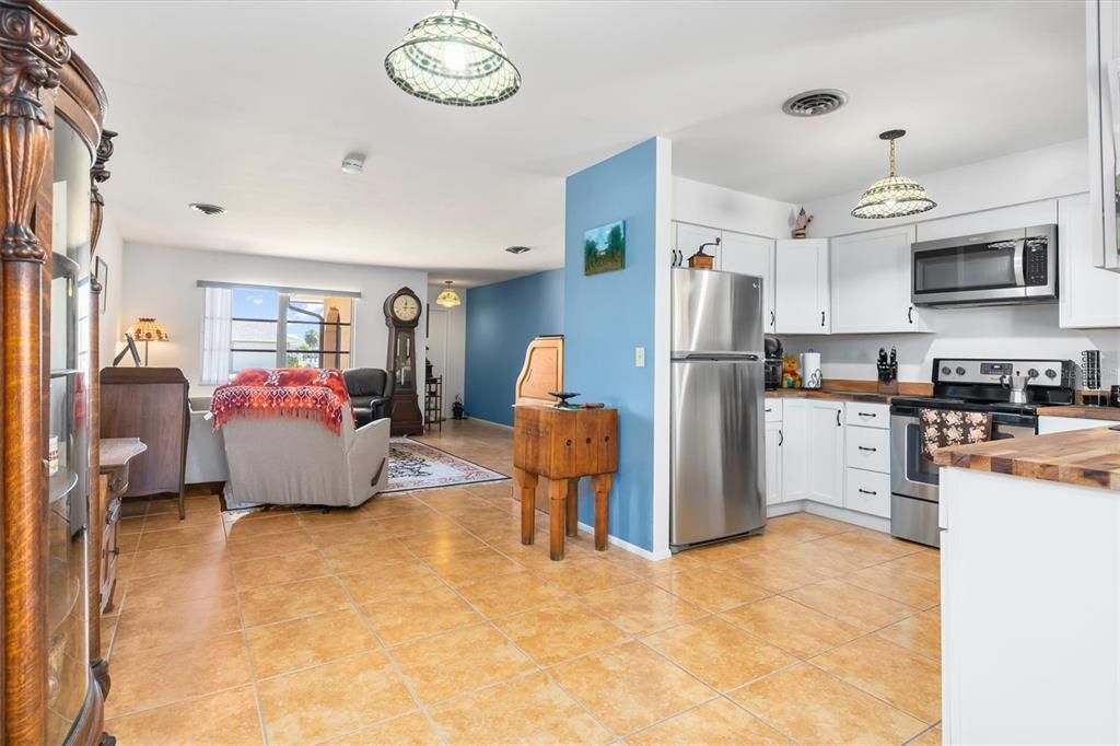 For Sale: $275,000 (2 beds, 2 baths, 1459 Square Feet)