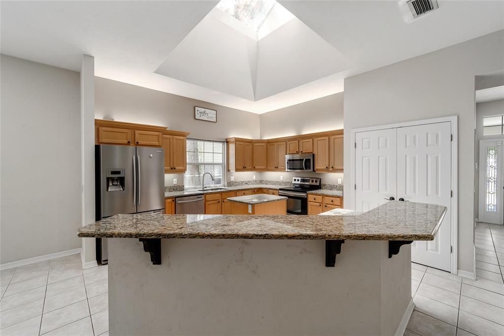 WOOD CABINETS, GRANITE COUNTERS AND SS APPLIANCES