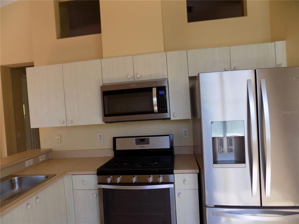 Active With Contract: $2,100 (2 beds, 2 baths, 1443 Square Feet)