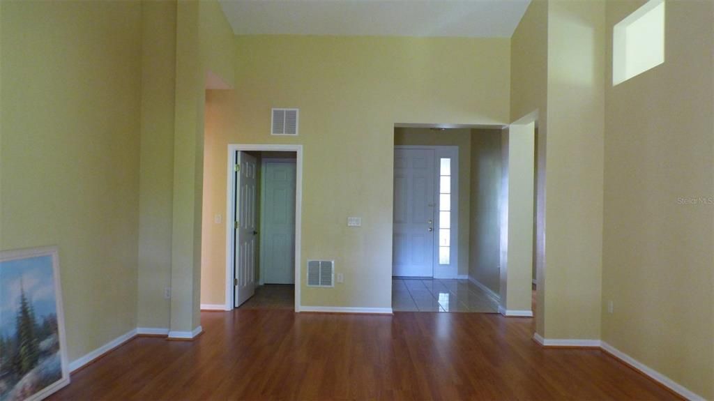 Active With Contract: $2,100 (2 beds, 2 baths, 1443 Square Feet)