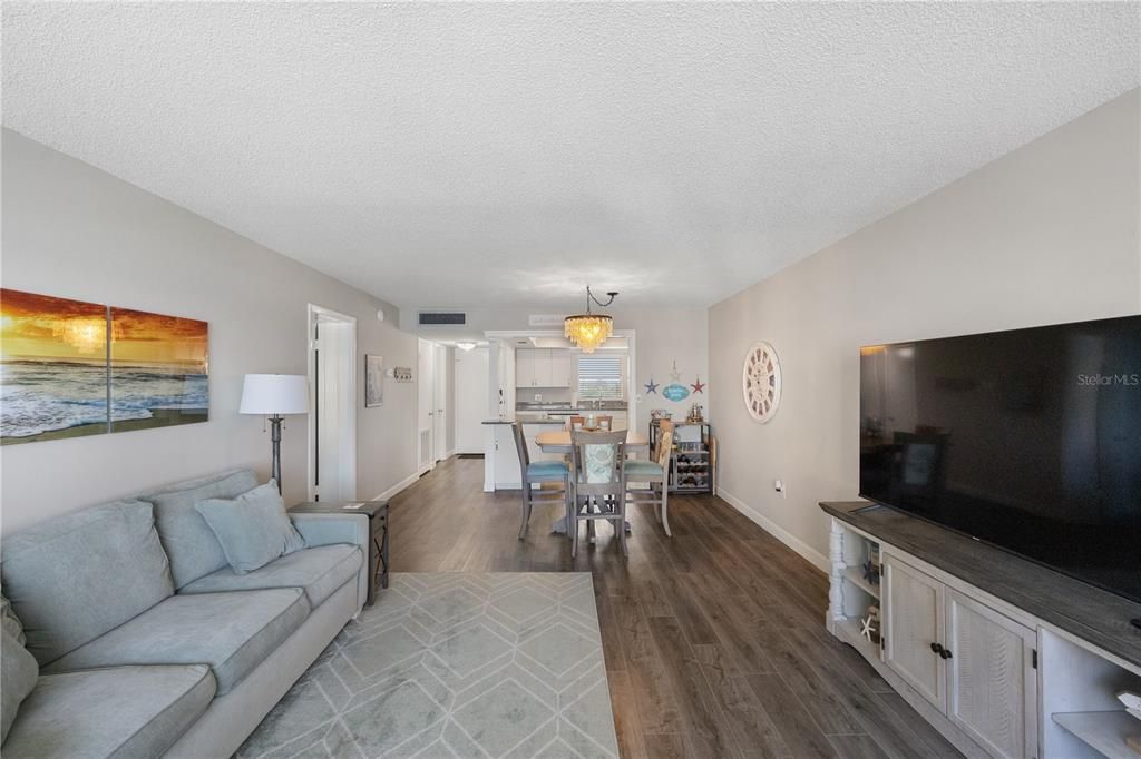 For Sale: $315,000 (1 beds, 1 baths, 845 Square Feet)