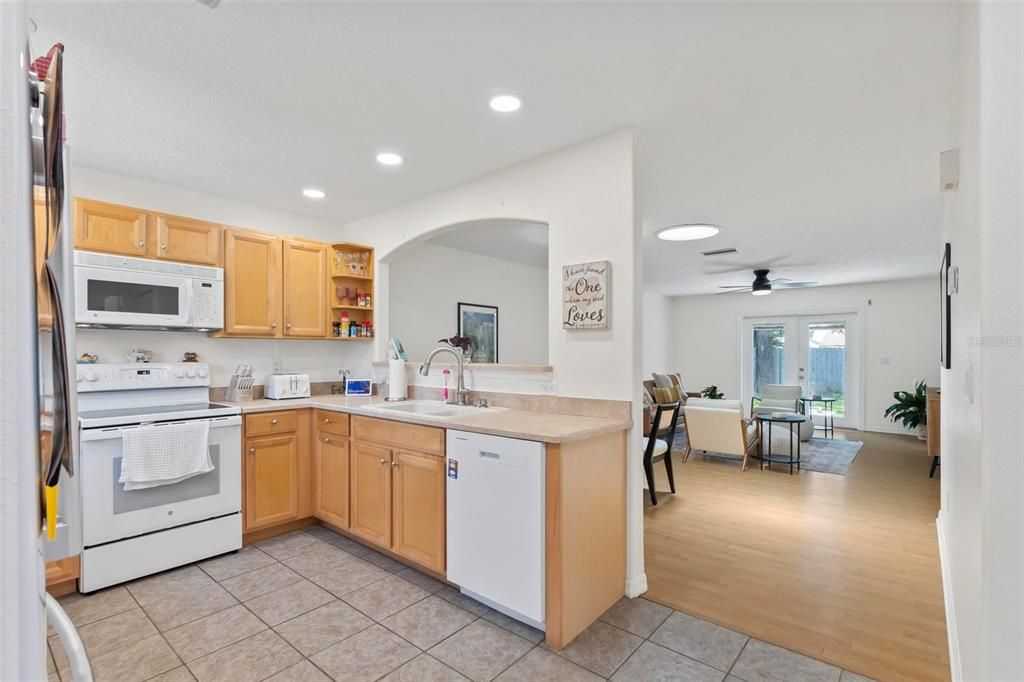 For Sale: $350,000 (2 beds, 2 baths, 1113 Square Feet)