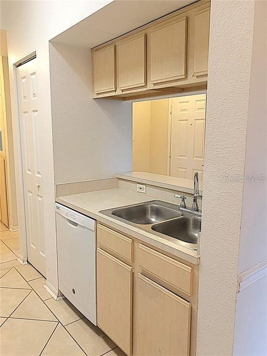 For Rent: $1,400 (1 beds, 1 baths, 701 Square Feet)