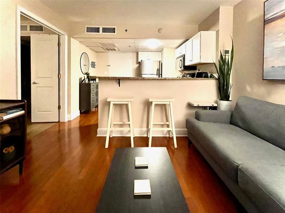 For Sale: $185,000 (1 beds, 1 baths, 556 Square Feet)