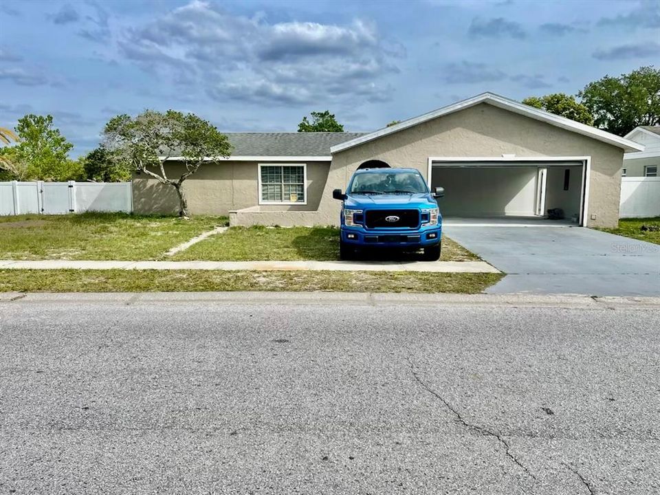 Active With Contract: $339,900 (3 beds, 2 baths, 1633 Square Feet)