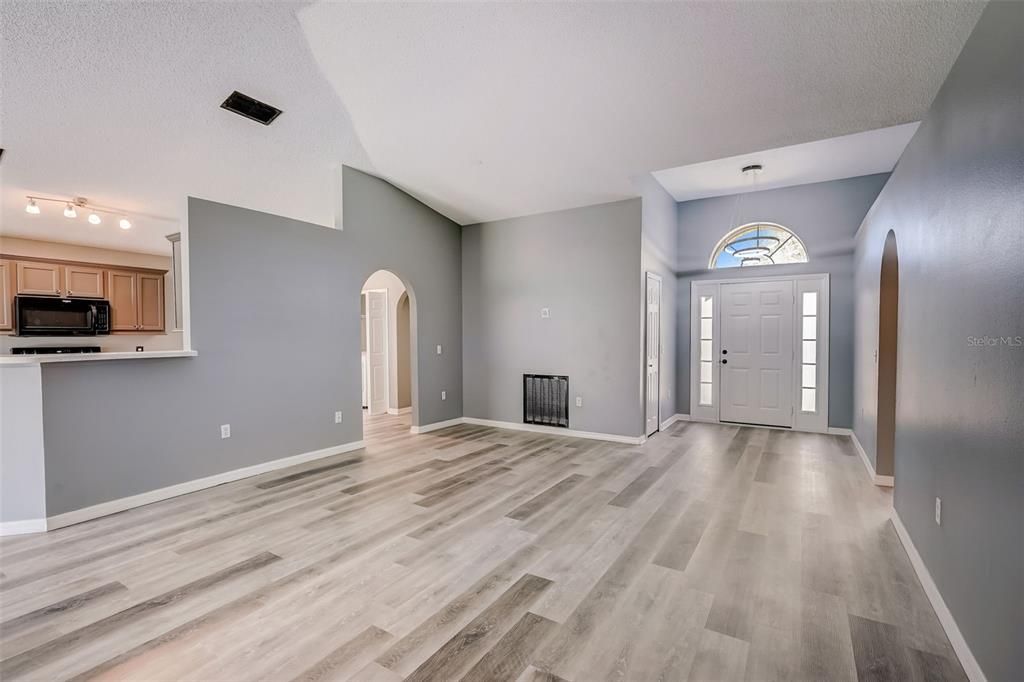 Active With Contract: $2,150 (3 beds, 2 baths, 1632 Square Feet)