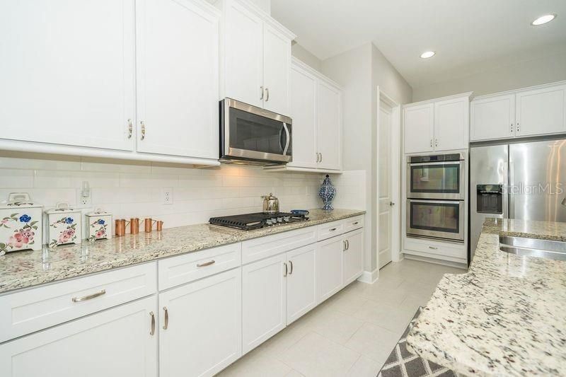 For Sale: $559,900 (2 beds, 2 baths, 2117 Square Feet)