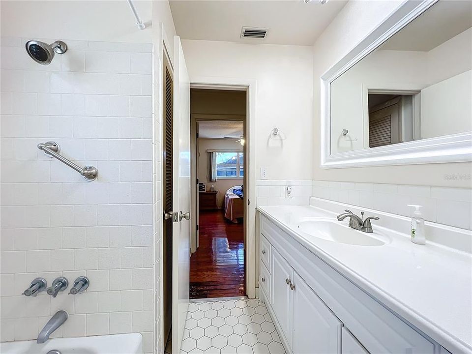待售: $255,000 (2 贝兹, 2 浴室, 1465 平方英尺)